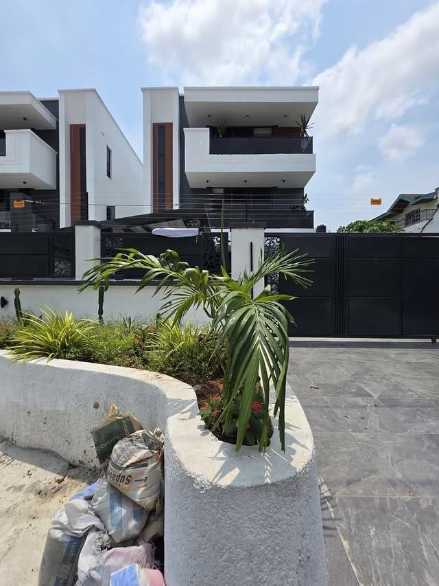 5 bedroom fully detached duplex with bq, ante room, home office, cinema, box room, pool and sound proof window and gym 