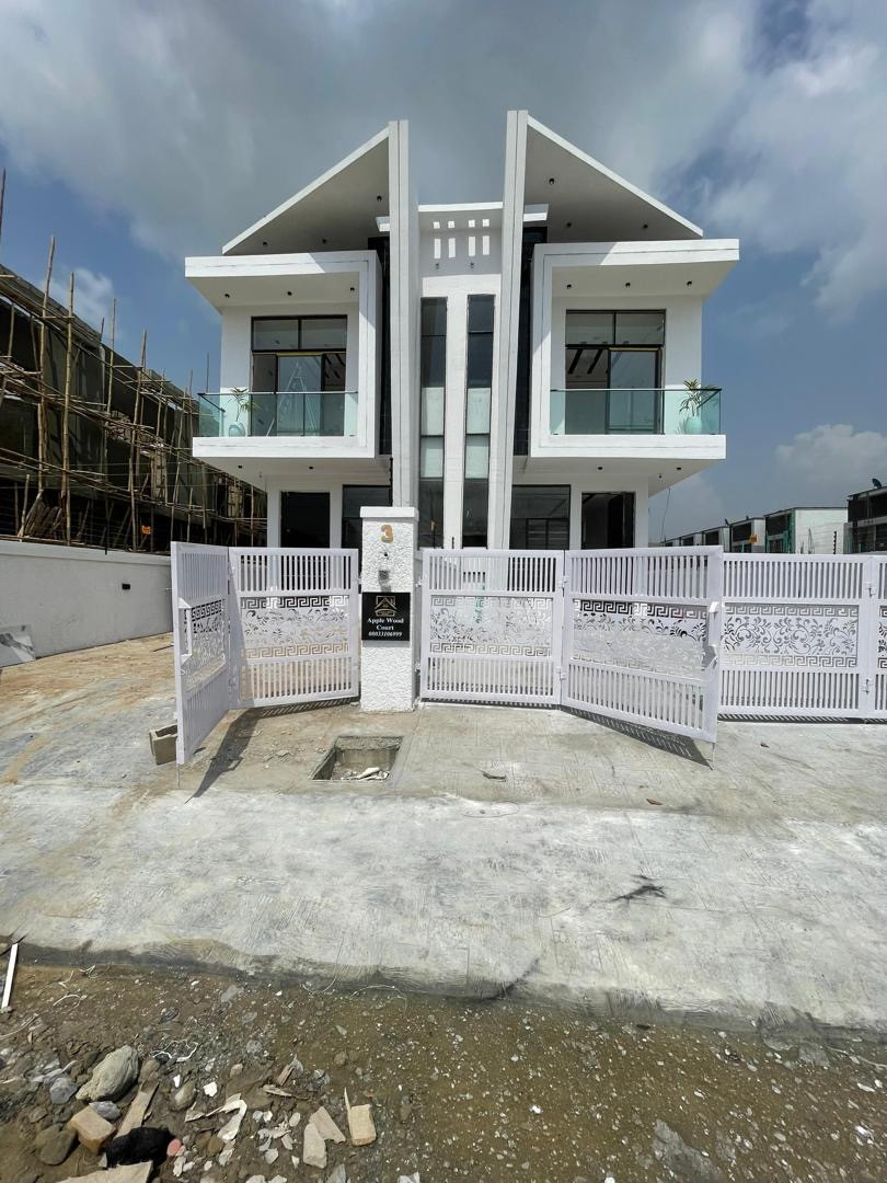 4 bedroom semi detached duplex with bq