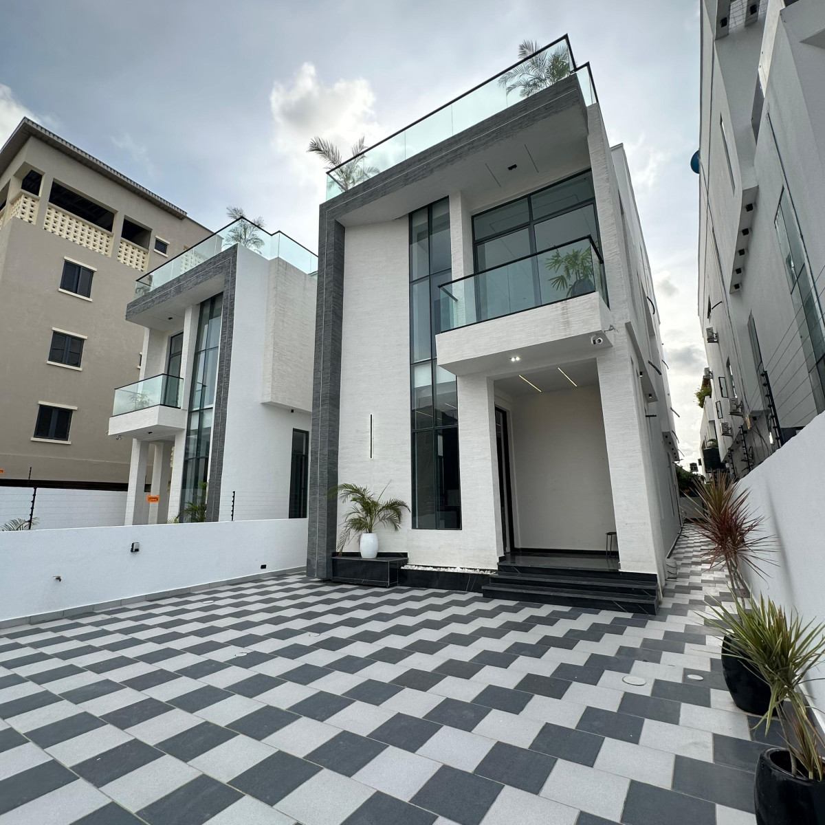 Luxurious 5 bedroom fully detached  duplex with bq, swimming pool, cinema and a rooftop terrace 