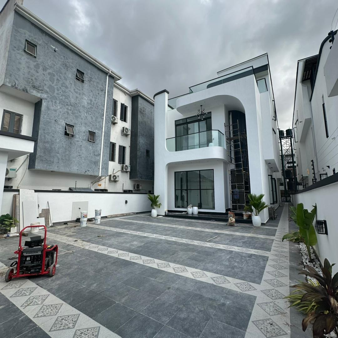 Luxurious 5 bedroom fully detached duplex with bq, swimming pool, cinema and a gym 