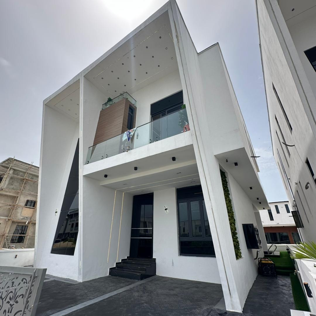 Luxurious 5 bedroom fully detached duplex with bq, swimming pool and estate football field