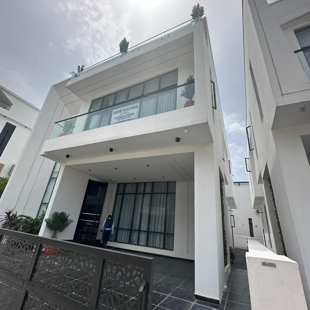 Luxurious 5 bedroom fully detached duplex with bq, and swimming pool 