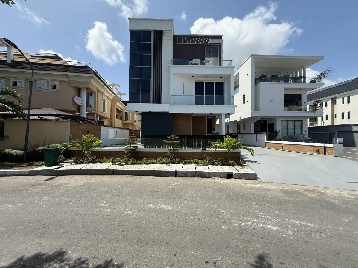 Exquisitely finished luxury 5 bedroom fully detached duplex with bq, swimming pool, cinema and a penthouse 
