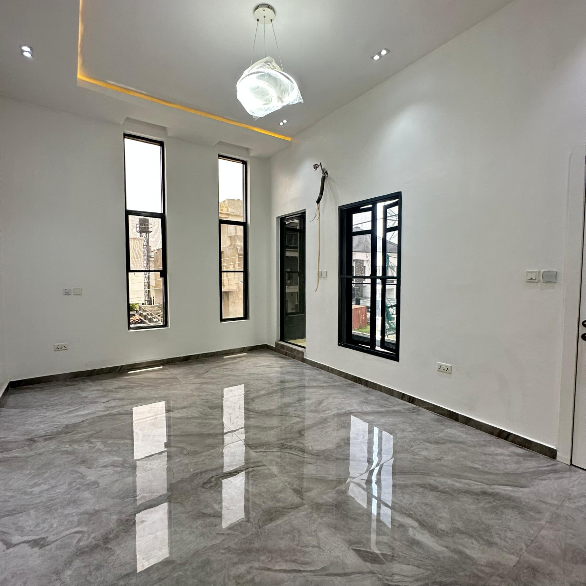 Luxurious 5 bedroom fully detached duplex with BQ, swimming pool, grill by the pool, Cinema.(2 kitchens each fitted with microwave oven and fridge)