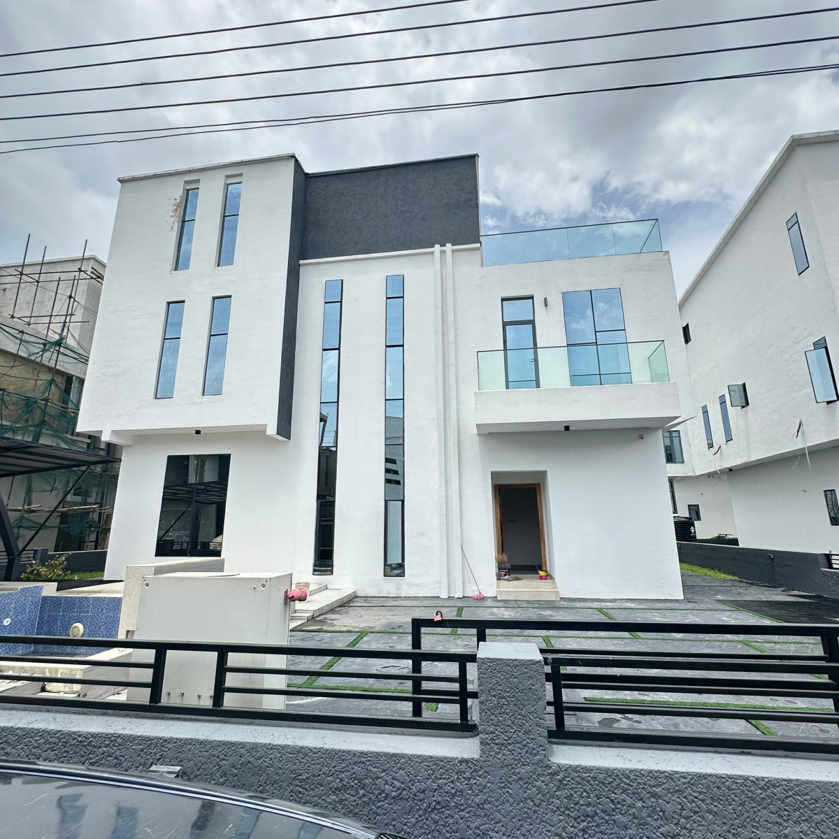 Luxurious 5 bedroom fully detached duplex with BQ, swimming pool, grill by the pool, Cinema.(2 kitchens each fitted with microwave oven and fridge)